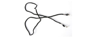 En svart glasögonrem med justerbara öglor i vardera änden, utformad för att hålla glasögonen säkert runt halsen, ligger platt mot en vit bakgrund.