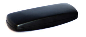 Glasögonfodral Svart, ett svart rektangulärt glasögonfodral i hårt skal, visas stängt mot en vit bakgrund.