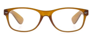 Ett par bruna, rektangulära glasögon med klara linser, sedda framifrån mot en vit bakgrund.