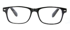 London - Läsglasögon är svarta, rektangulära läsglasögon med klara linser, som visas framifrån mot en vit bakgrund.