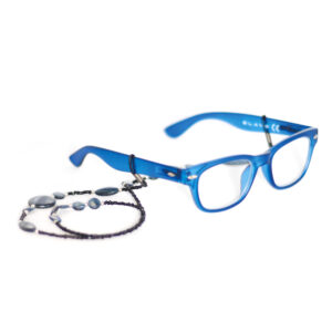 Pärlsnodd grå/stenar glasögonkedja, med mörka och metalliska ovala pärlor, visas fäst vid blå rektangulära glasögon på en vit bakgrund.